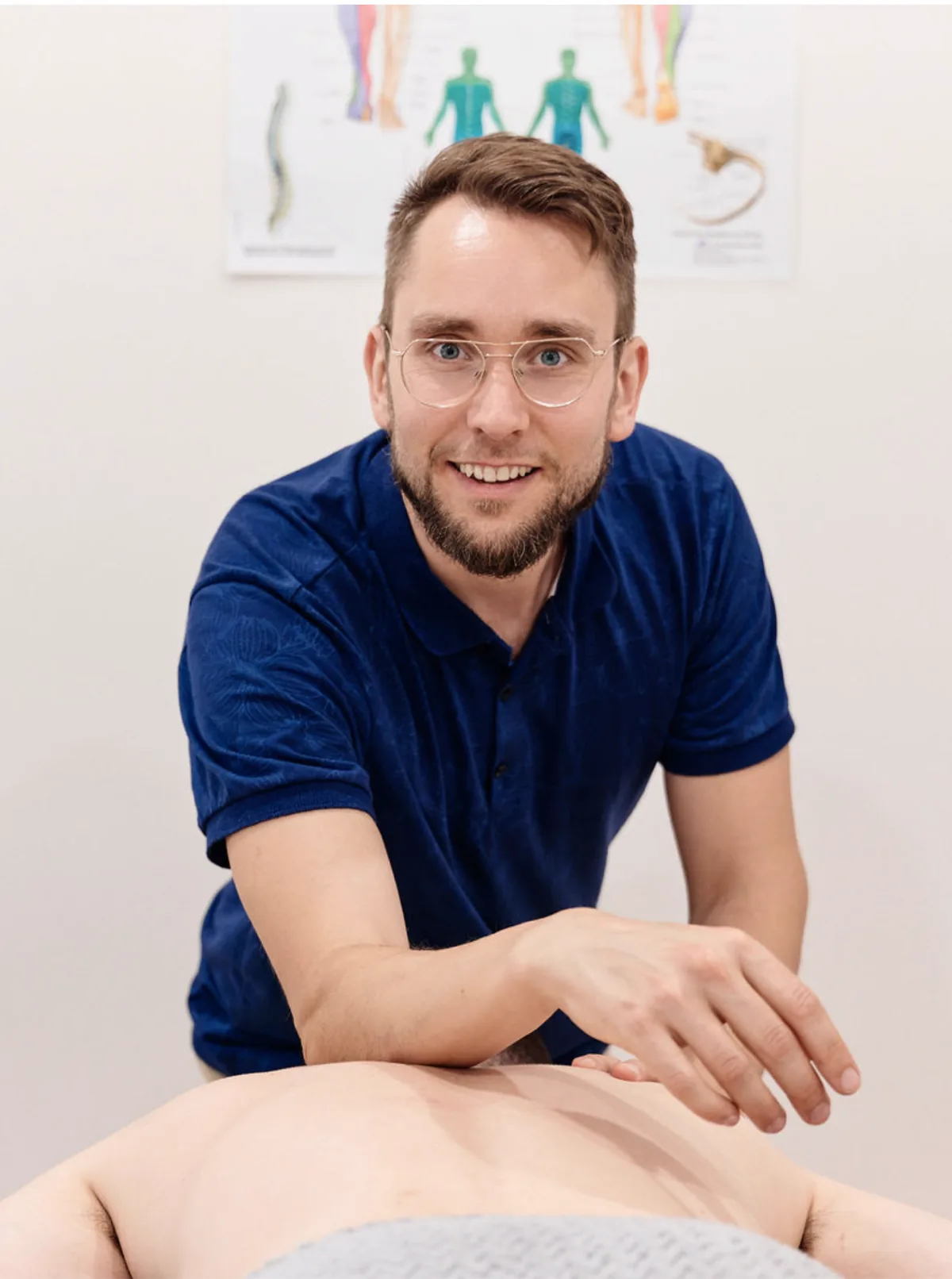 Nils Heiberg, Heilpraktiker und Physiotherapeut in Berlin Prenzlauer Berg, bei einer Rueckenbehandlung